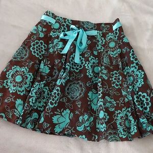 100% linen skirt with polyester lining.